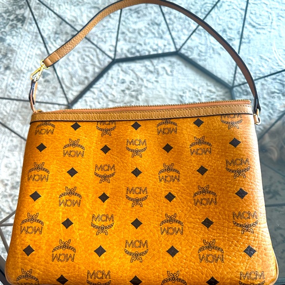 MCM clutch in perfect condition just a few inside stains - Picture 3 of 3